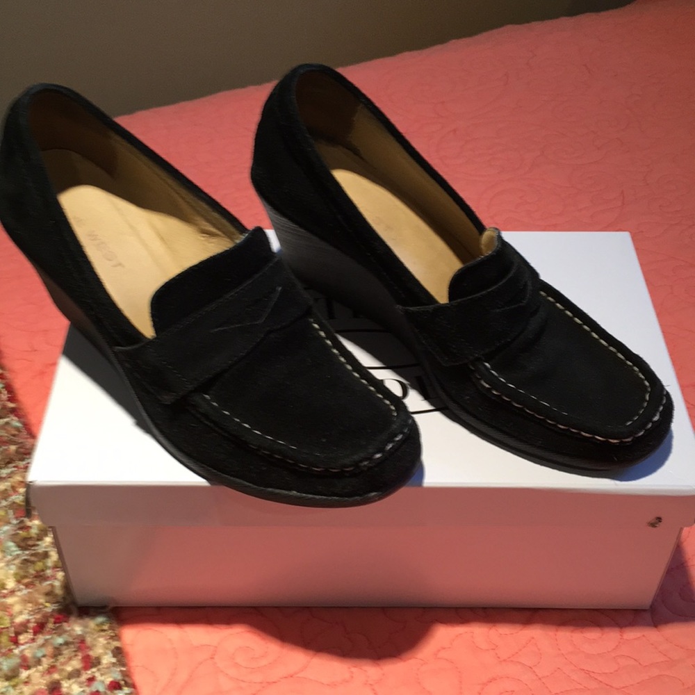 Women's black suede shoe